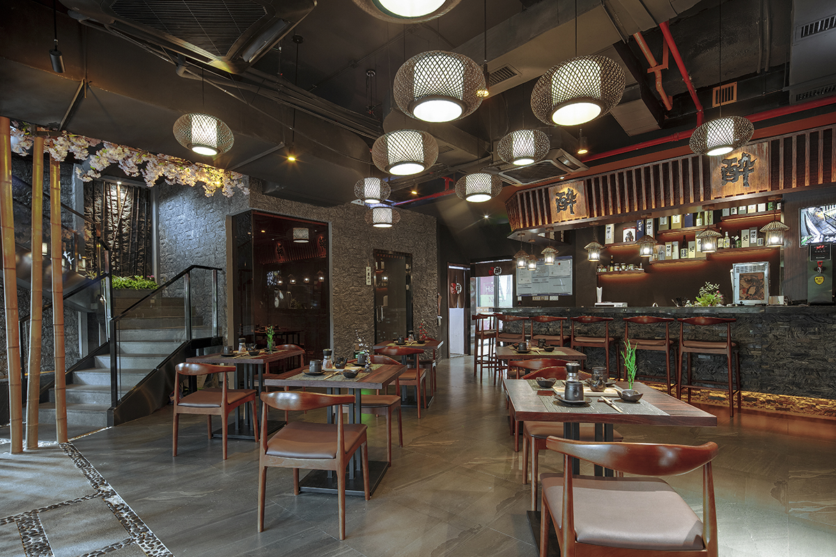 餐廳一層與吧臺(tái)區(qū)域裝修